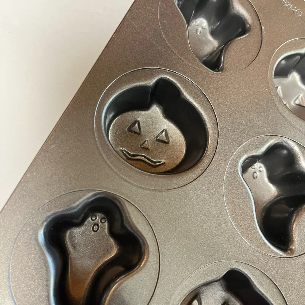 Wilton Halloween cupcake baking pan (set of 2)